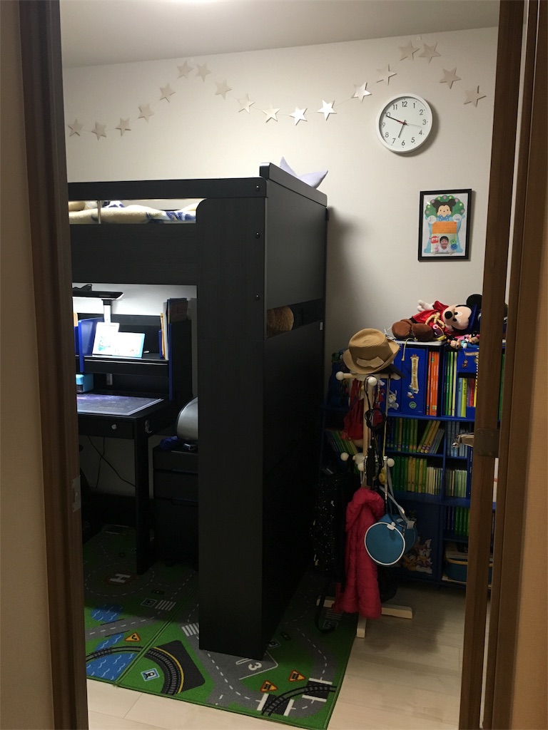 5畳の部屋に置く机とベッドが届きました 小学校入学の長男用 白黒とプチプラで楽するワーママ子育て